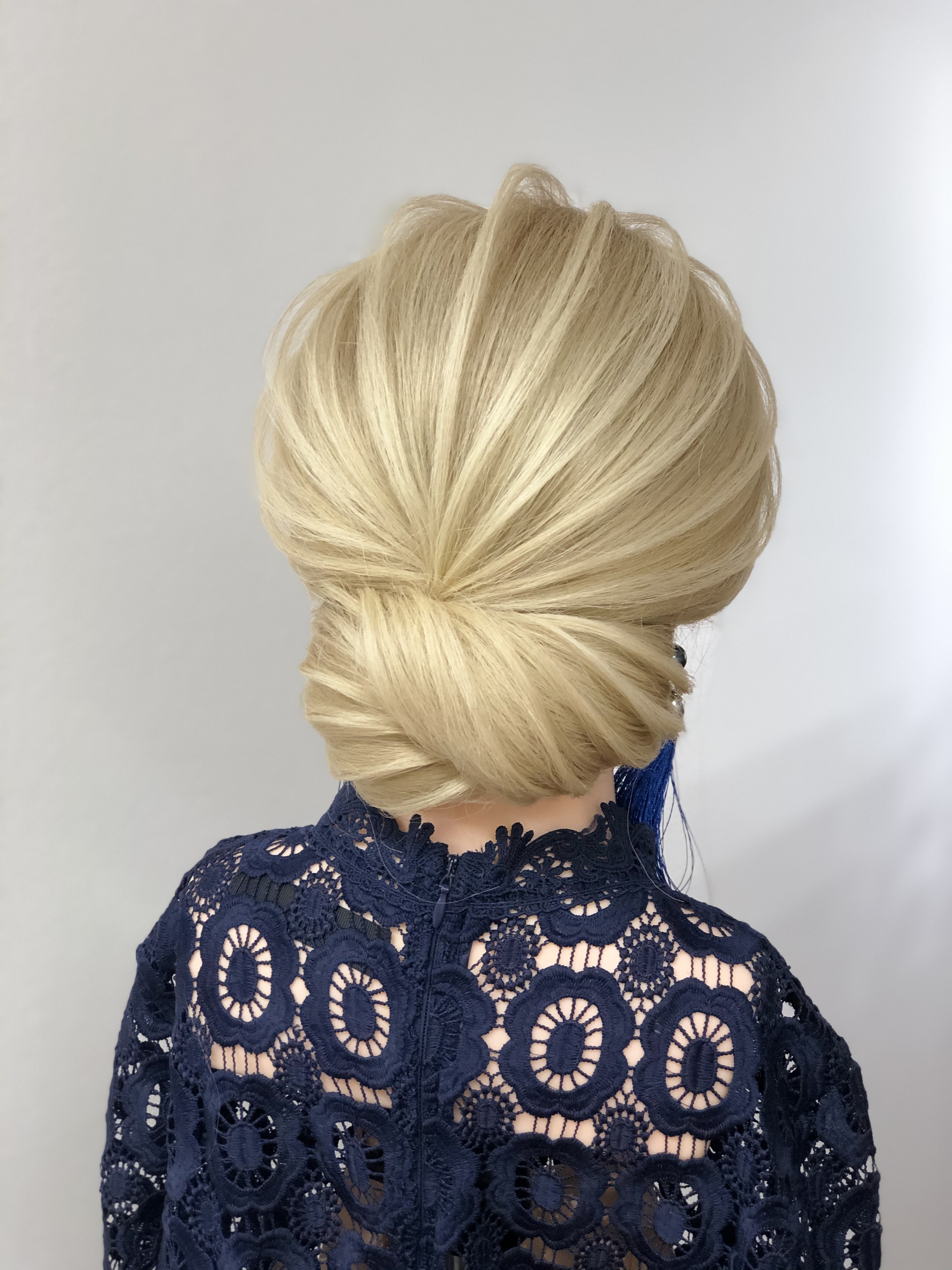 Evening hairstyle<br><span color-type="color" style="color: #cfa569;">2 000 - 3000 kron</span>